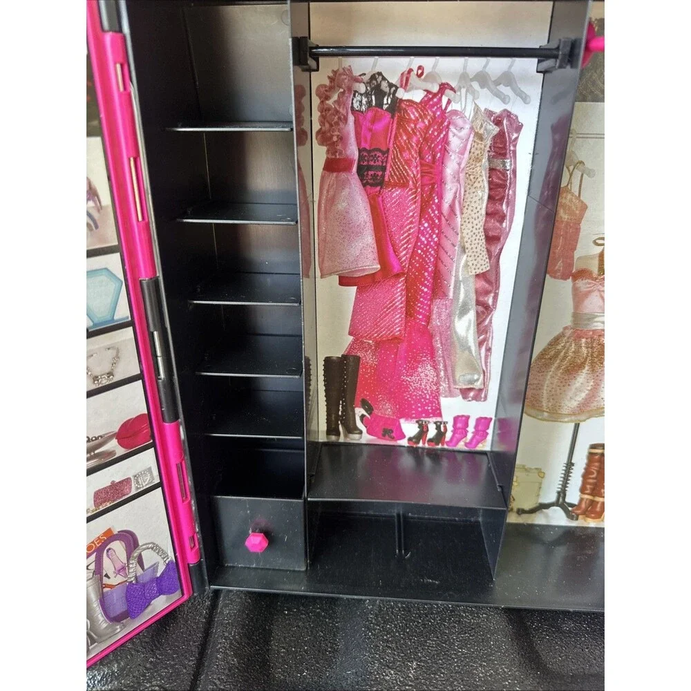 Mattel Barbie Fashionista Ultimate Wardrobe Carrying Closet Case 2011 Pink X5357